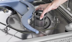 В посудомоечной машине остается вода в поддоне после мойки.